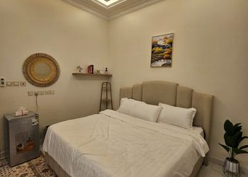 استديو بسرير ماستر وأثاث مريح 