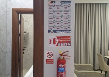 شقة بصالة جلوس وثلاث غرف نوم 