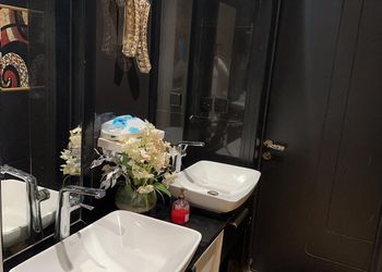شاليه بمسبح خارجي ومسطح اخضر