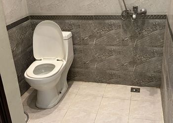 شاليه بمسطح اخضر ومسبح 