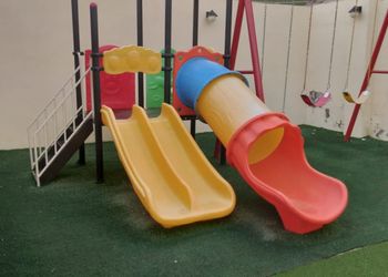 استراحة بجلسة خارجية وألعاب أطفال