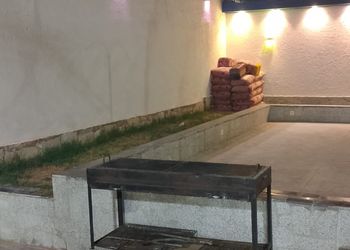 شاليه بمسطح اخضر وجلسة خارجية