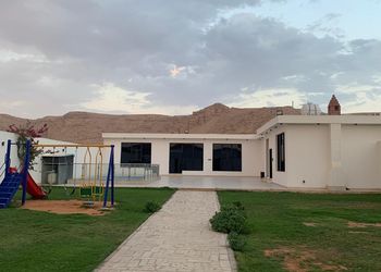 استراحة بمسطح اخضر ومجالس