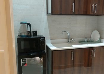 استديو بأثاث مريح وبسيط 