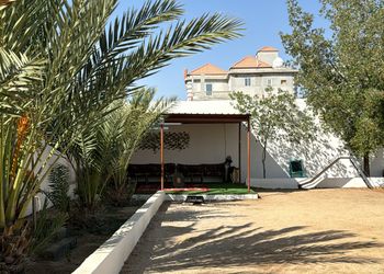 استراحة بمجالس وجلسة خارجية