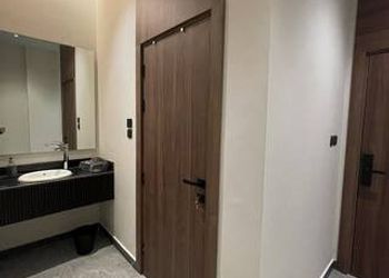 استديو بسرير ماستر وأثاث مريح 