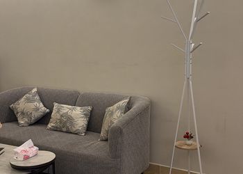 استديو بأثاث مريح وبسيط 