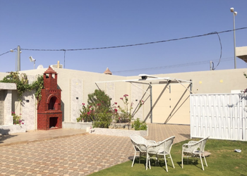 شاليه بمسطح اخضر وجلسة خارجية 