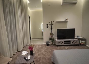 استديو باثاث مريح وبسيط 