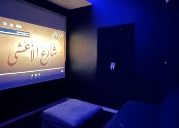 شقة بغرفة سينما و بأثاث مودرن