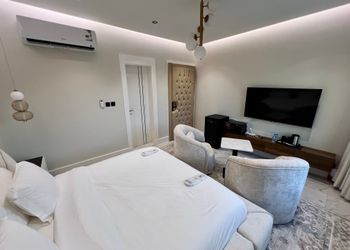 استديو بسرير ماستر وجلسة جانبية