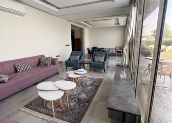 استراحة بمسطح اخضر وجلسة