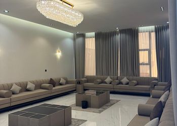 استراحة بمسطح اخضر وجلسة خارجية