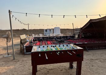 مخيم أنيق بملعب طائرة وحفرة مندي