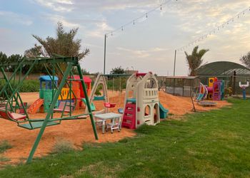 مزرعة بمسطح اخضر وبيت شعر