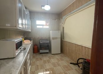 شقة بصالة مريحة وثلاث غرف نوم 