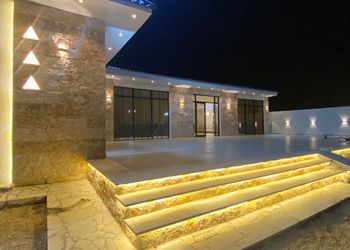 استراحة بمجلس وفناء خارجي 