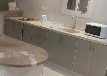 شاليه بألعاب أطفال وجلسة خارجية