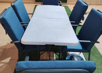 شاليه بجلسة تطل على مسبح خارجي 