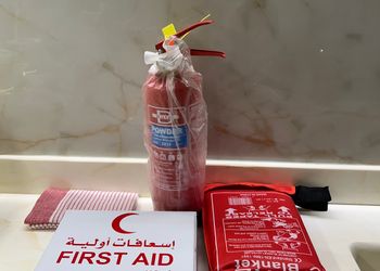 شقة بثلاث غرف نوم ومجالس