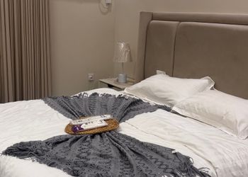 شقة بغرفة جلوس وغرفتين نوم 