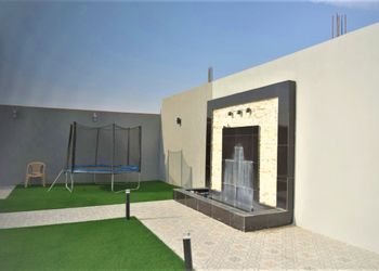 شاليه بجلسه خارجيه ومسطح اخضر