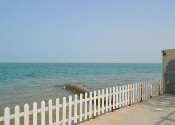 شاليه بجلسة مطلة على البحر 