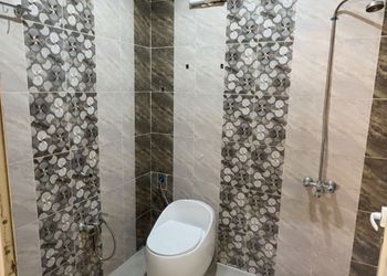 شقة بصالة ومجلس وغرفتين نوم 