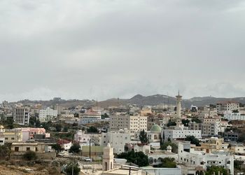 شقة بغرفة معيشة وغرفتين نوم 