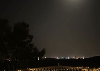 استراحة بصالة مطلة على الخارج 
