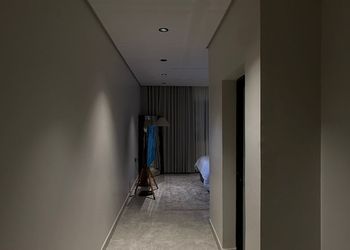 استديو بأثاث مريح وبسيط 