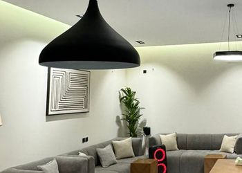 شاليه بتصميم مودرن ومسبح خارجي 
