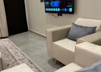 استديو بأثاث مريح وبسيط
