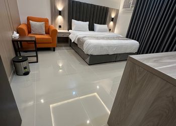 استديو بسرير ماستر وأثاث مريح 
