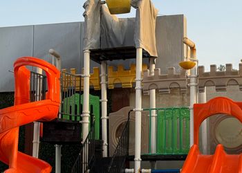 شاليه بجلسة خارجية ومسطح اخضر