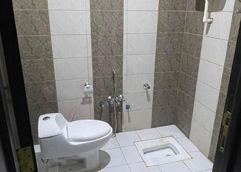 شاليه بمسطح اخضر ومسبح 