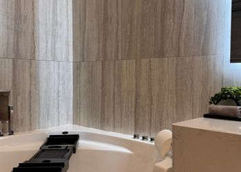 استديو بأثاث مريح وبسيط 