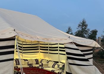 مزرعة بمسطح اخضر وجلسة