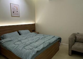 شاليه بمسطح اخضر وجلسة خارجية