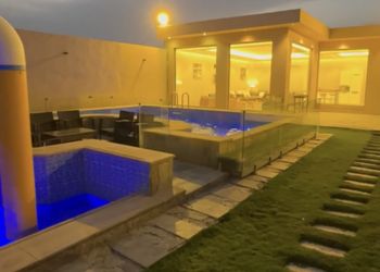 شاليه بمسطح اخضر ومسبح خارجي