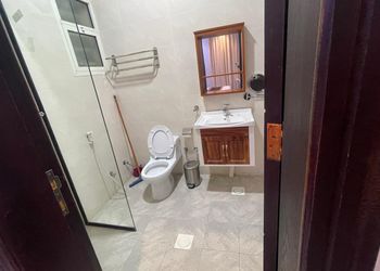 استديو بسرير مريح وأثاث بسيط