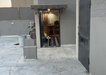 استراحة بمجلس وفناء خارجي 