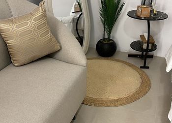 استديو بسرير ماستر وجلسة مريحة 