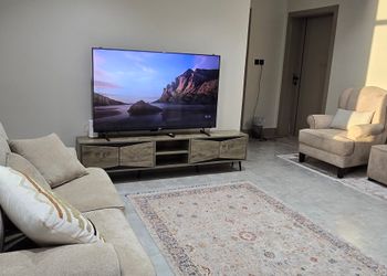 شقة بغرفة معيشة وغرفتين نوم 