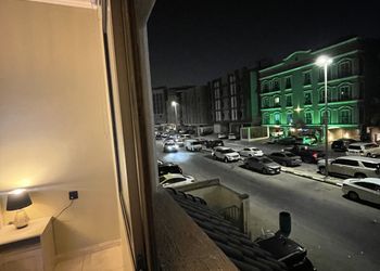استديو بأثاث مريح وبسيط