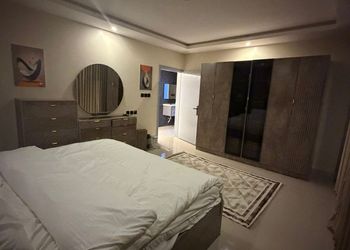 شقة بغرفة معيشة وغرفتين نوم 