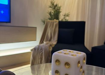 شقة بغرفة معيشة وغرفة نوم 