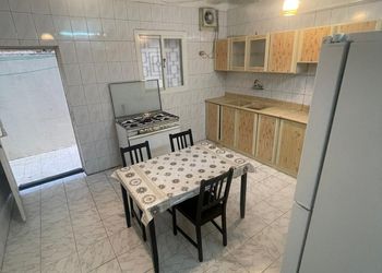 شقة بصالة وثلاث غرف نوم وباثاث بسيط