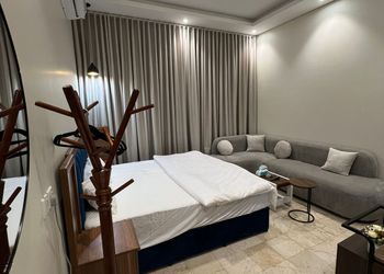استديو بأثاث مريح وبسيط 