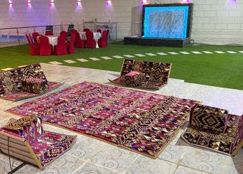 شاليه بجلسة تطل على مسبح خارجي 